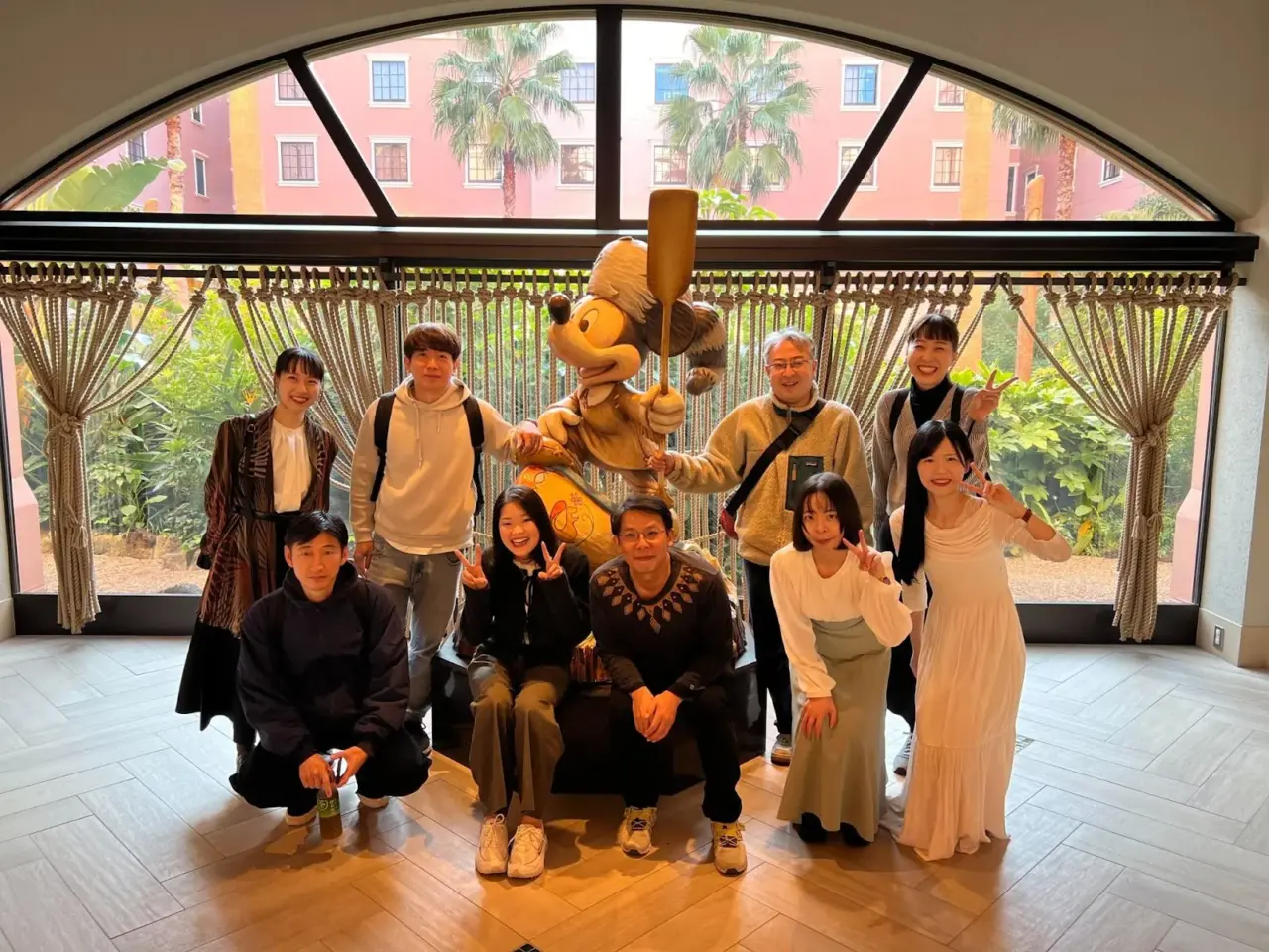 歯科医院スタッフが社員旅行で集合写真を撮っている様子