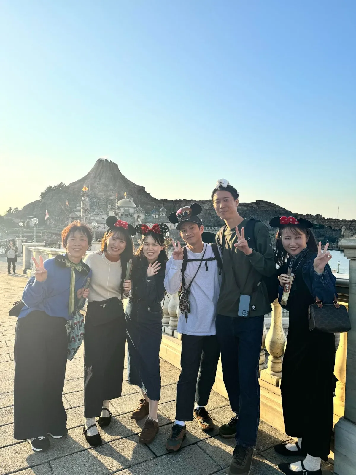 歯科医院スタッフが社員旅行を楽しんでいる様子