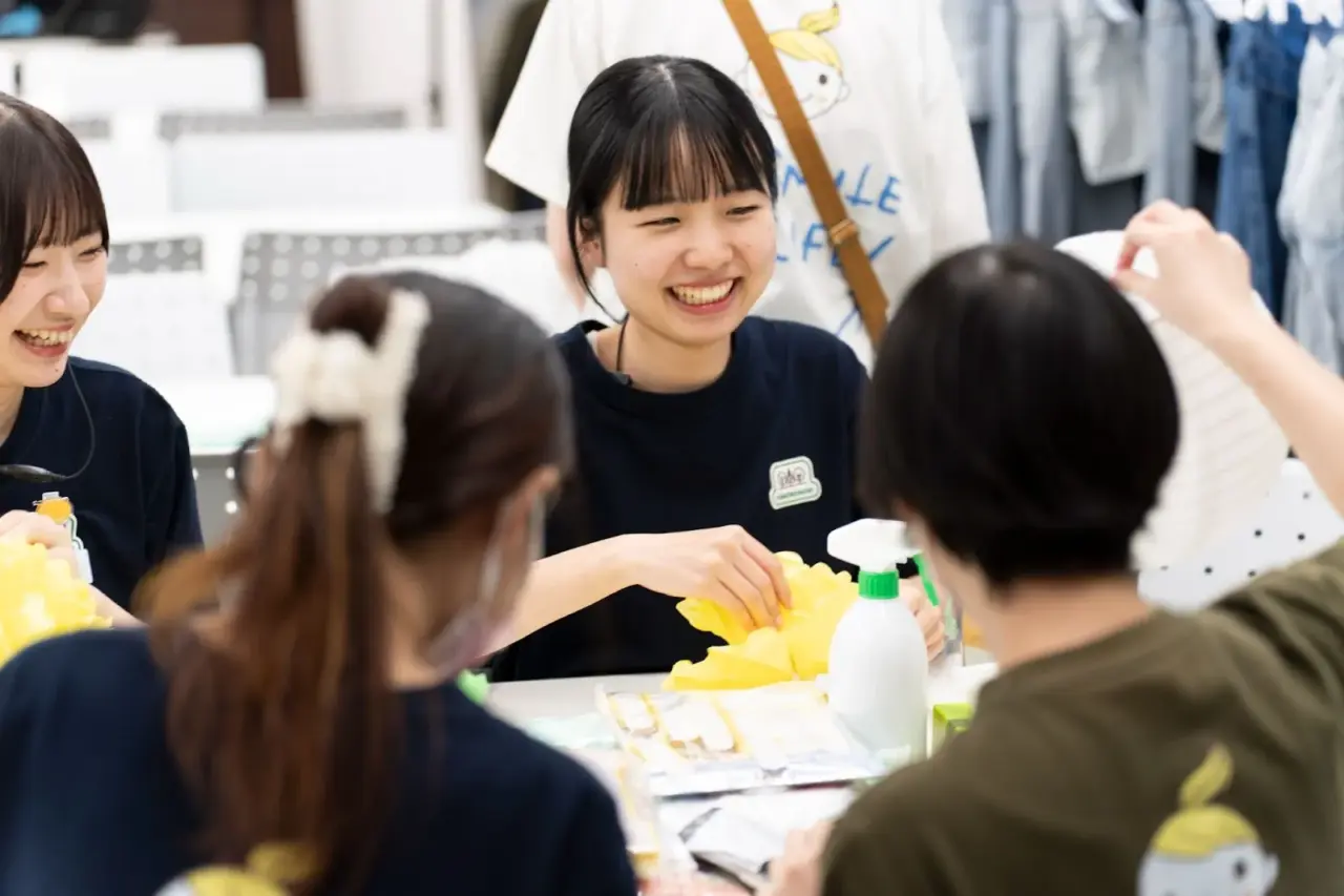 笑顔でイベント準備に取り組むスタッフたちの様子