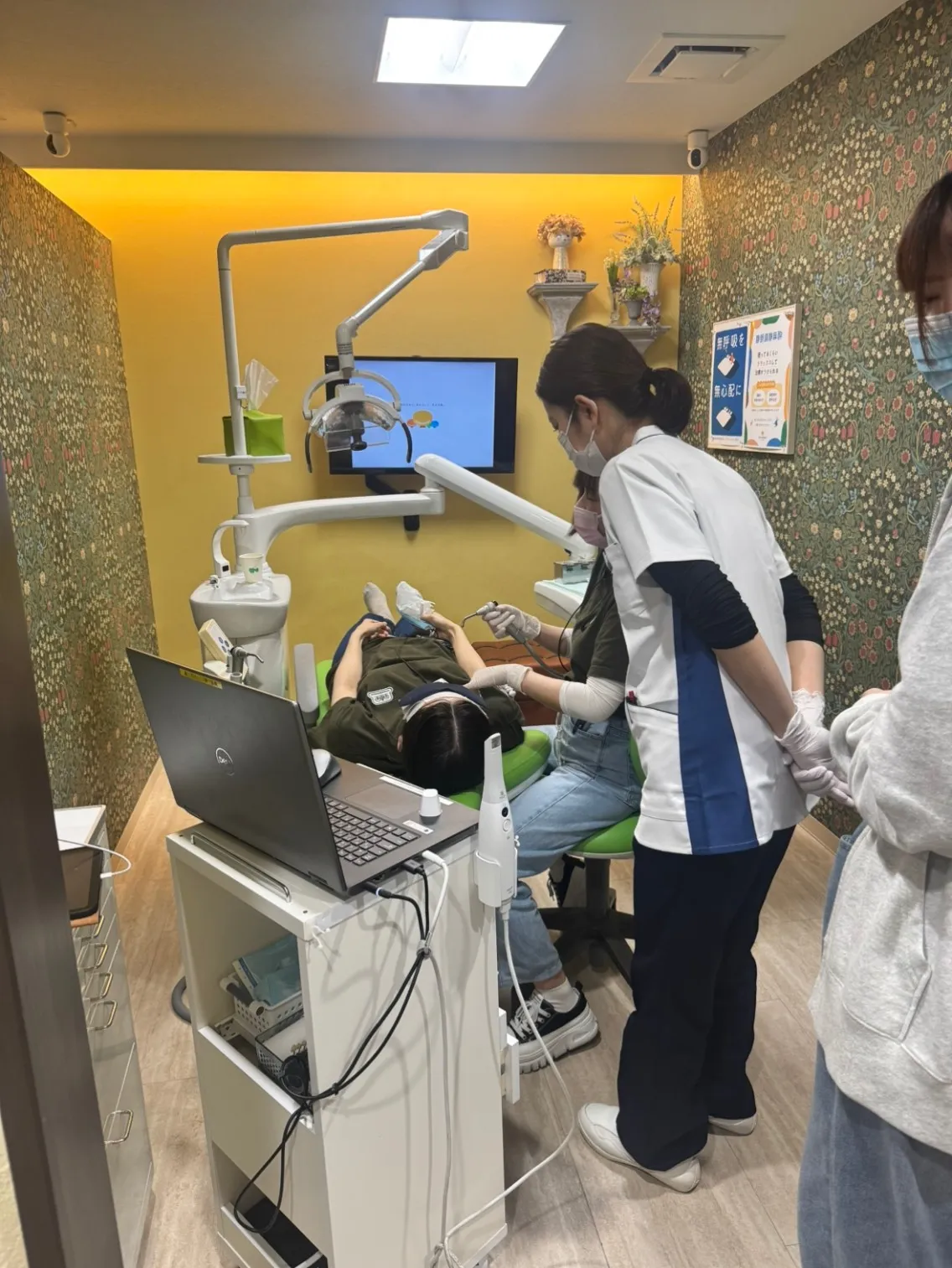 歯科医院のスタッフが口腔内スキャナーの操作を研修している様子