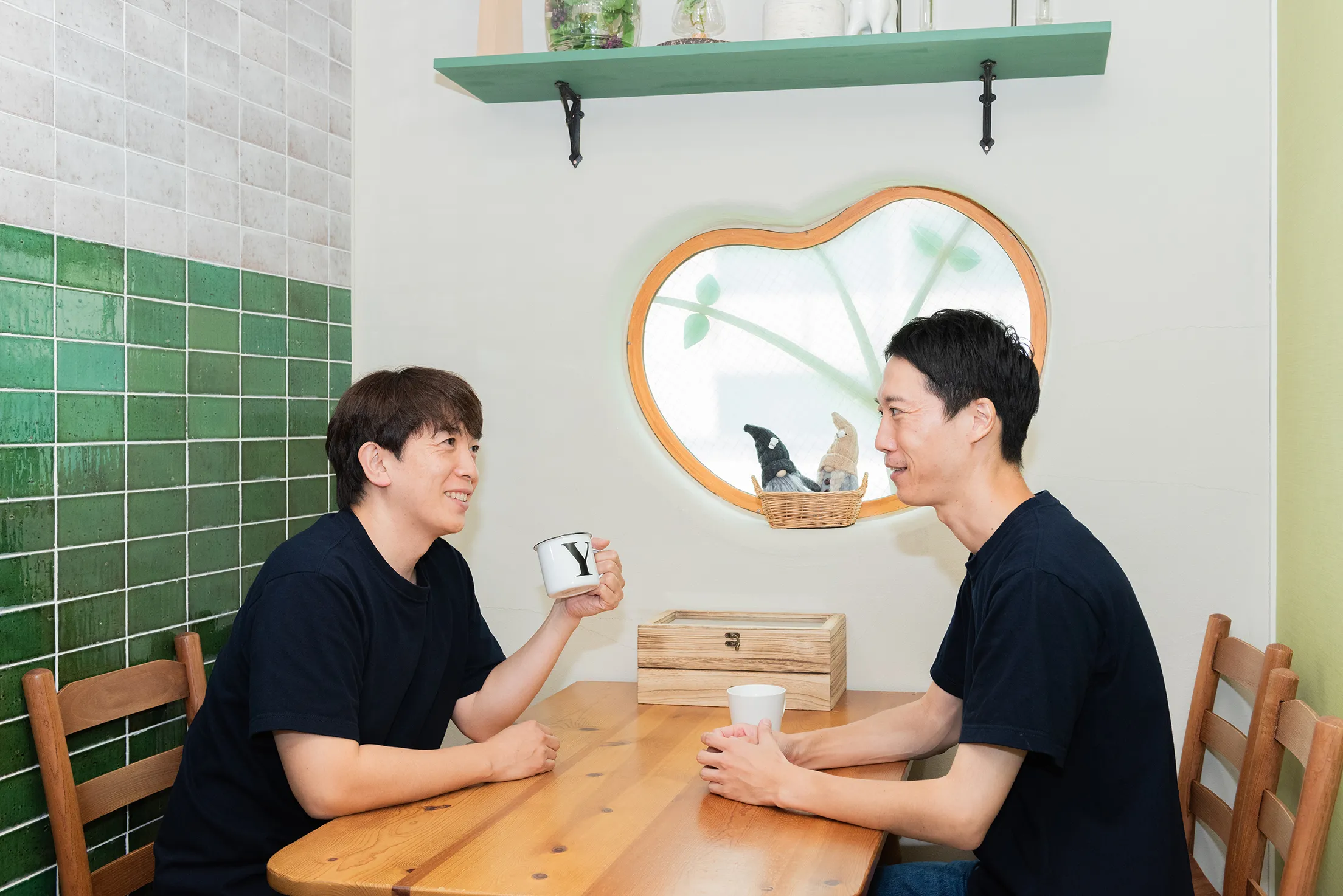 スタッフと対話する理事長の様子