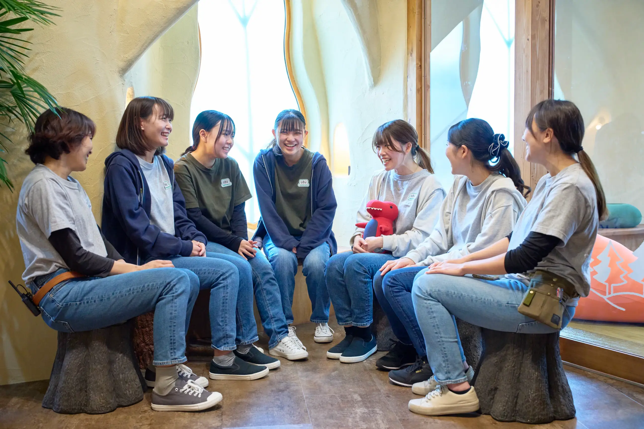 スタッフ同士が和やかな雰囲気で意見交換をしている様子